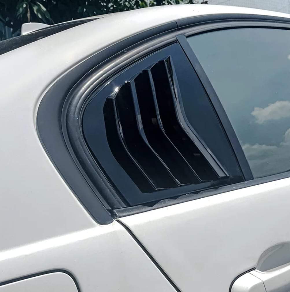 BM E90 Gloss Black Rear Quarter glass Louvers