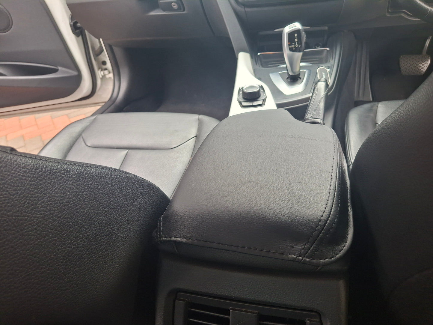 Armrest cover for F30
